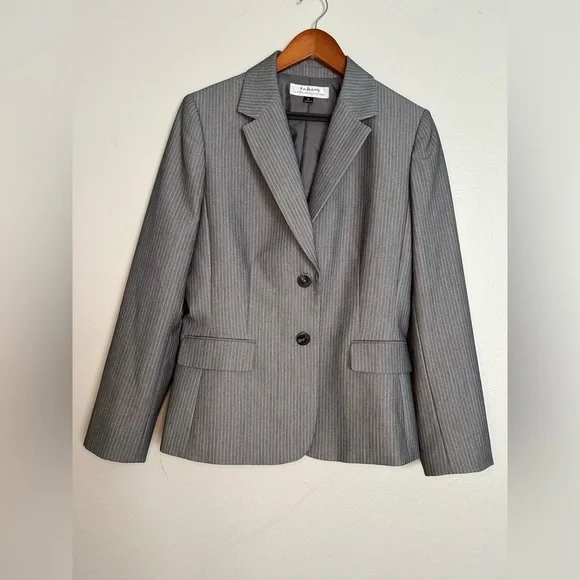 Tahari Arthur S. Levine Gray Pinstripe Blazer Size 10 Structured Shoulder Pads - Picture 2 of 11